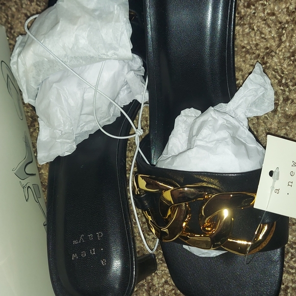 Woman's heels - Picture 4 of 7